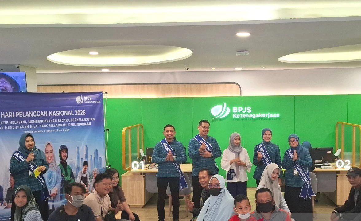 Kepala BPJS Ketenagakerjaan Banjarmasin Fadlilah Utami bersama penerima manfaat program PEKA pada peringatan Harpelnas 2026.