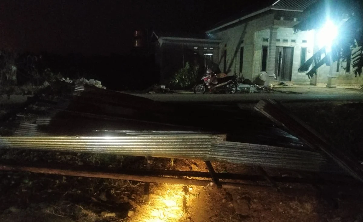 Kerusakan atap rumah warga akibat diterjang angin puting beliung di Tapin Selatan