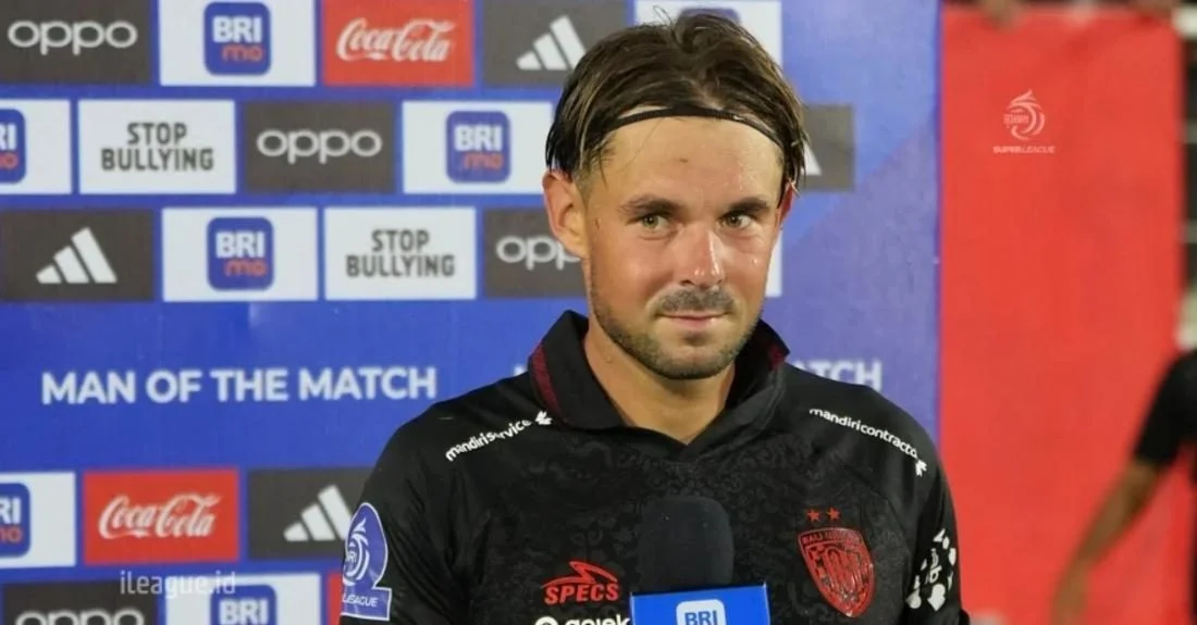 Pemain Bali United Thijmen Goppel saat memberikan keterangan pers menjelang laga tandang melawan Borneo FC.