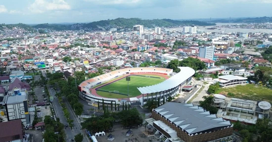 Pemain Borneo FC dan Bali United bertanding di lapangan hijau