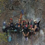 Pemanjat tebing sedang mencoba jalur panjat baru di Tebing Batu Sawar, Desa Nateh, Hulu Sungai Tengah.