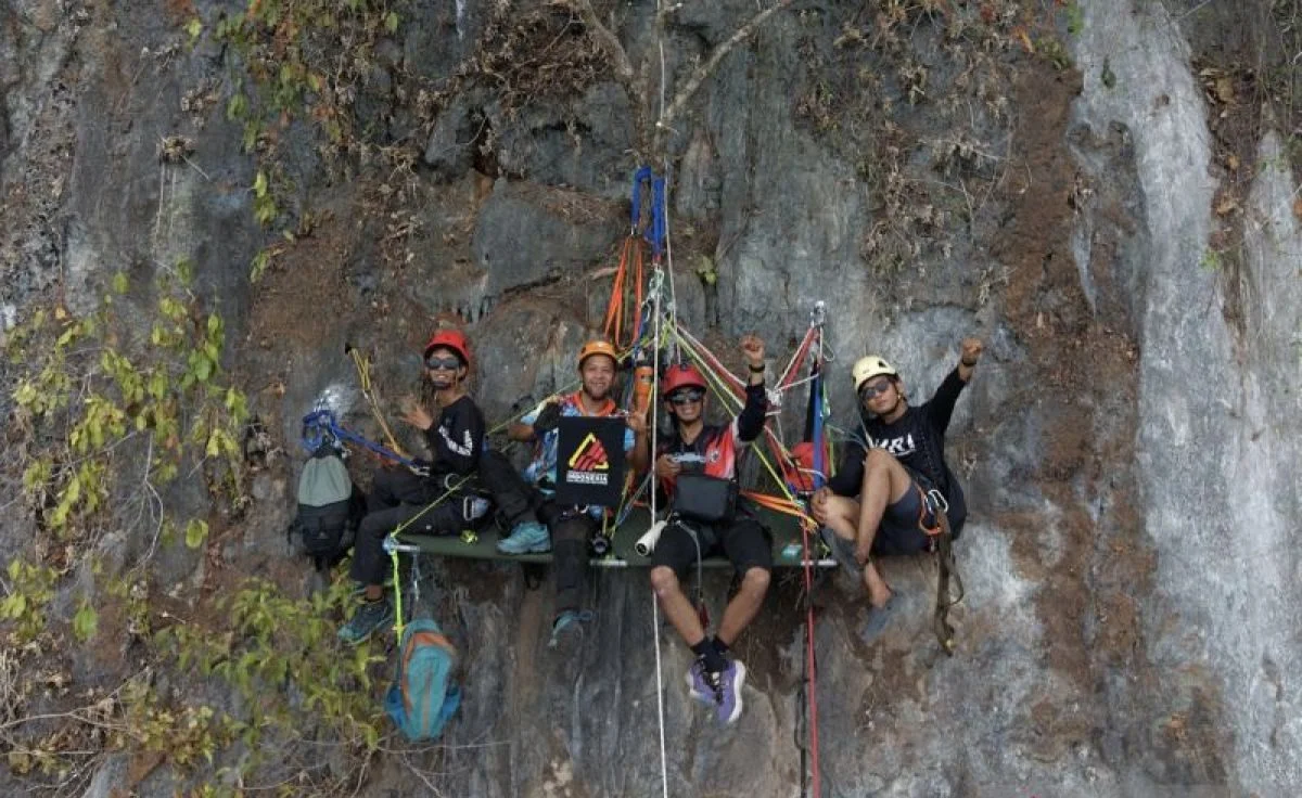 Pemanjat tebing sedang mencoba jalur panjat baru di Tebing Batu Sawar, Desa Nateh, Hulu Sungai Tengah.