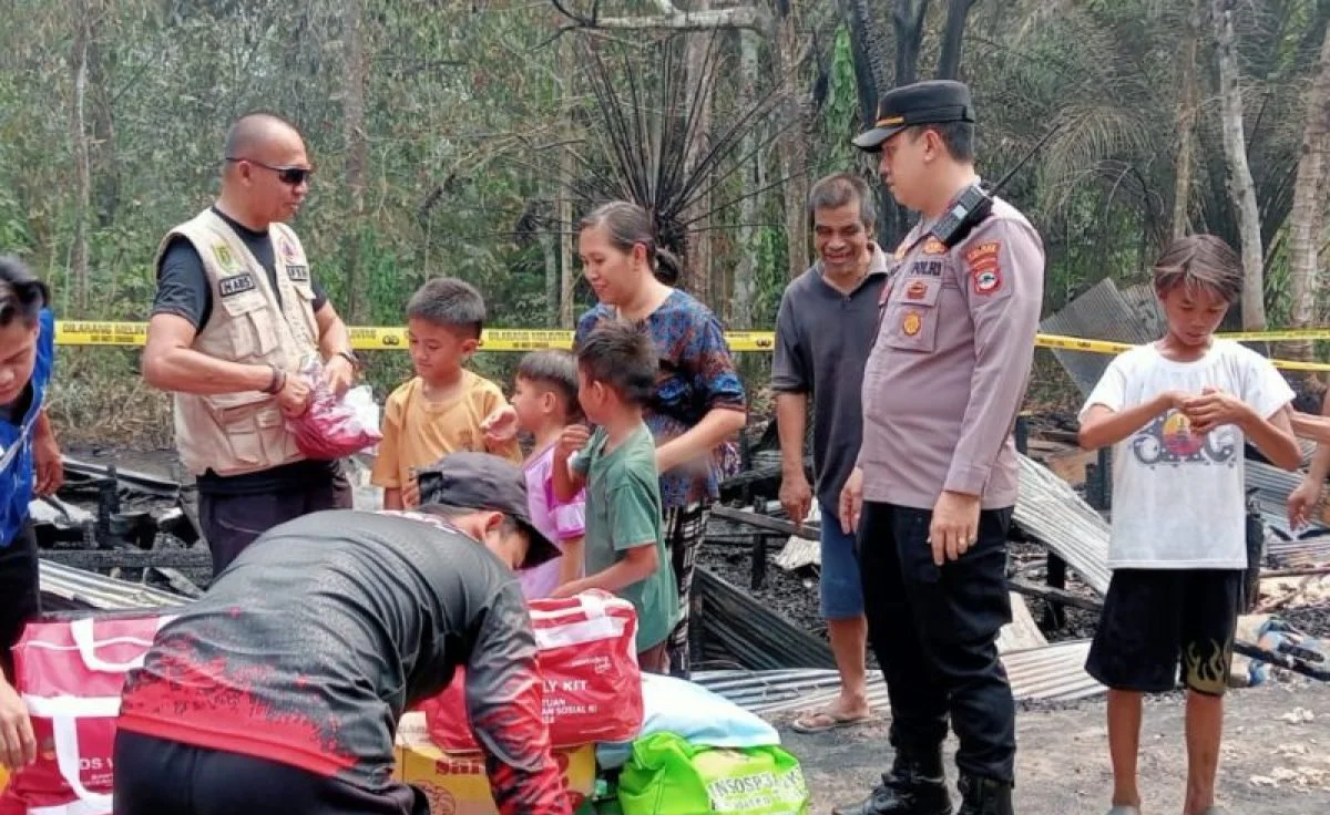 Pemberian bantuan logistik kepada korban kebakaran di Desa Warukin, Kabupaten Tabalong oleh Polres, BPBD, dan Dinas Sosial.