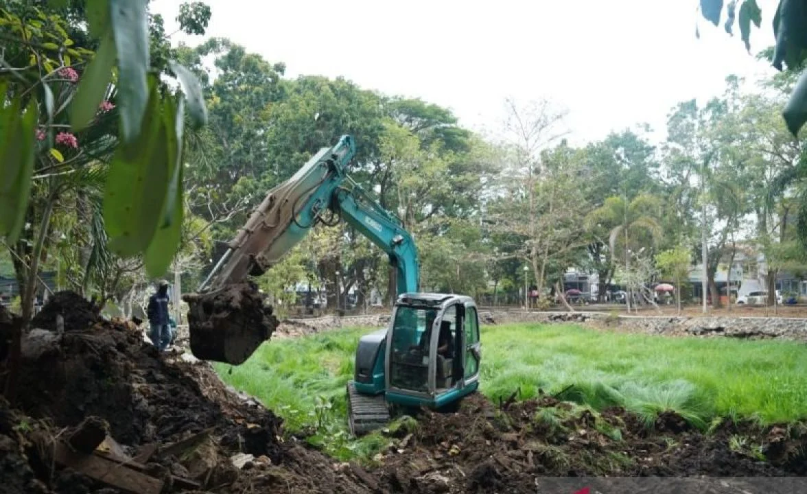 Pengerukan kolam di area Ruang Terbuka Hijau Kamboja Banjarmasin