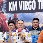 Peralatan crane barge untuk pengangkatan bangkai KM Virgo Transport 8