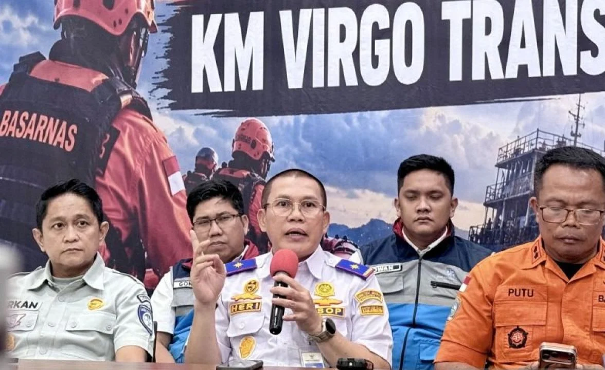 Peralatan crane barge untuk pengangkatan bangkai KM Virgo Transport 8
