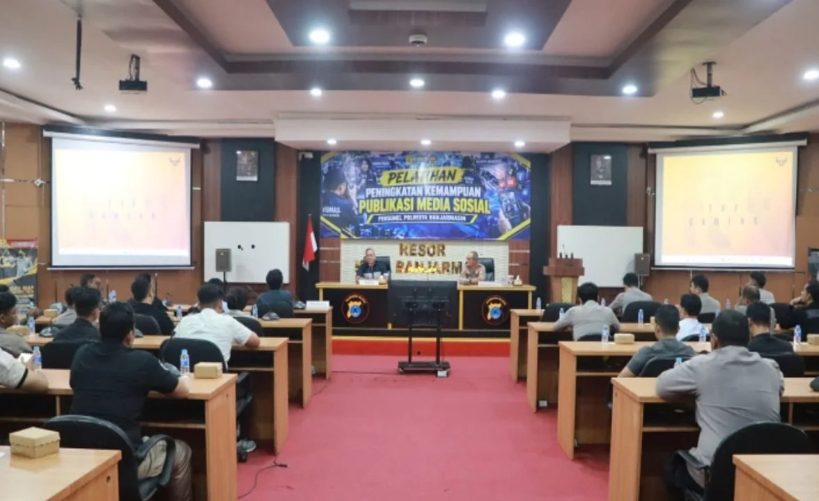 Personel kepolisian mengikuti pelatihan literasi digital dan manajemen media sosial di Polresta Banjarmasin.