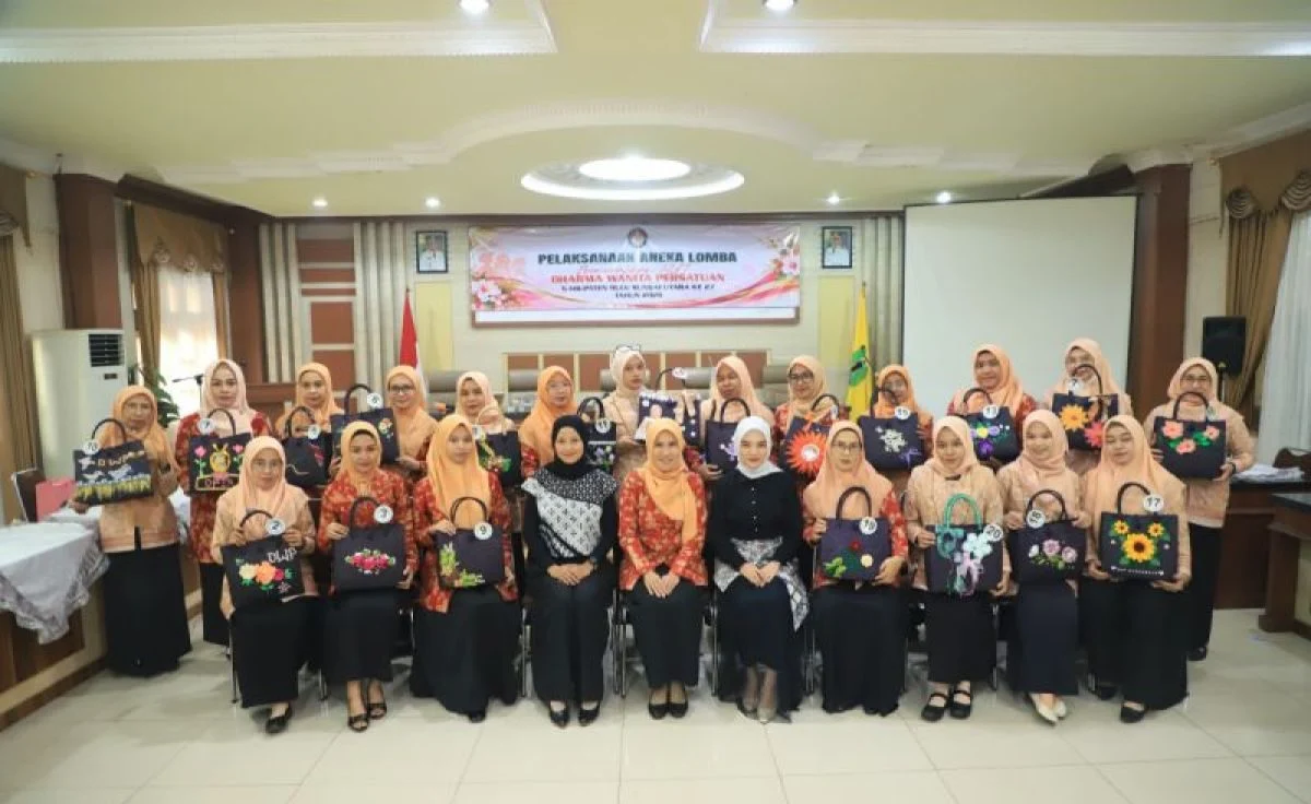 Peserta Dharma Wanita Persatuan HSU sedang menghias tas purun khas daerah dalam perlombaan HUT ke-27 di Amuntai.