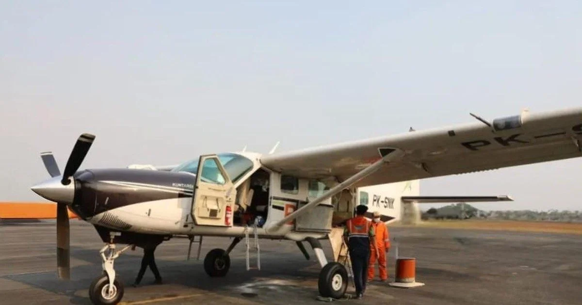 Petugas BMKG melakukan pemantauan kondisi cuaca untuk mendukung Operasi Modifikasi Cuaca di wilayah Kalimantan Tengah.