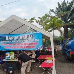 Petugas dapur umum Dinas Sosial Provinsi Kalimantan Selatan sedang menyiapkan makanan untuk relawan penanganan kebakaran