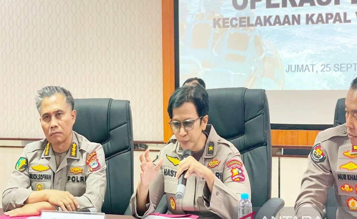 Petugas DVI Polda Kalsel sedang melakukan proses identifikasi jenazah korban KM Virgo Transport 8 di Rumah Sakit