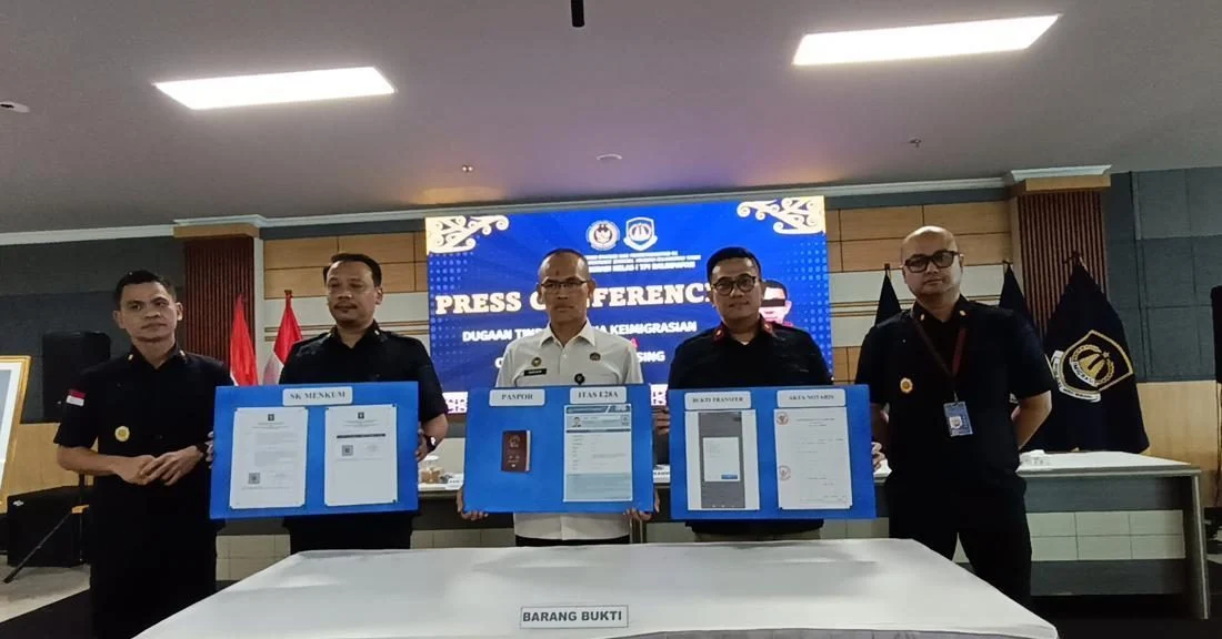 Petugas Kantor Imigrasi Balikpapan memberikan keterangan pers terkait penetapan tersangka WN Tiongkok