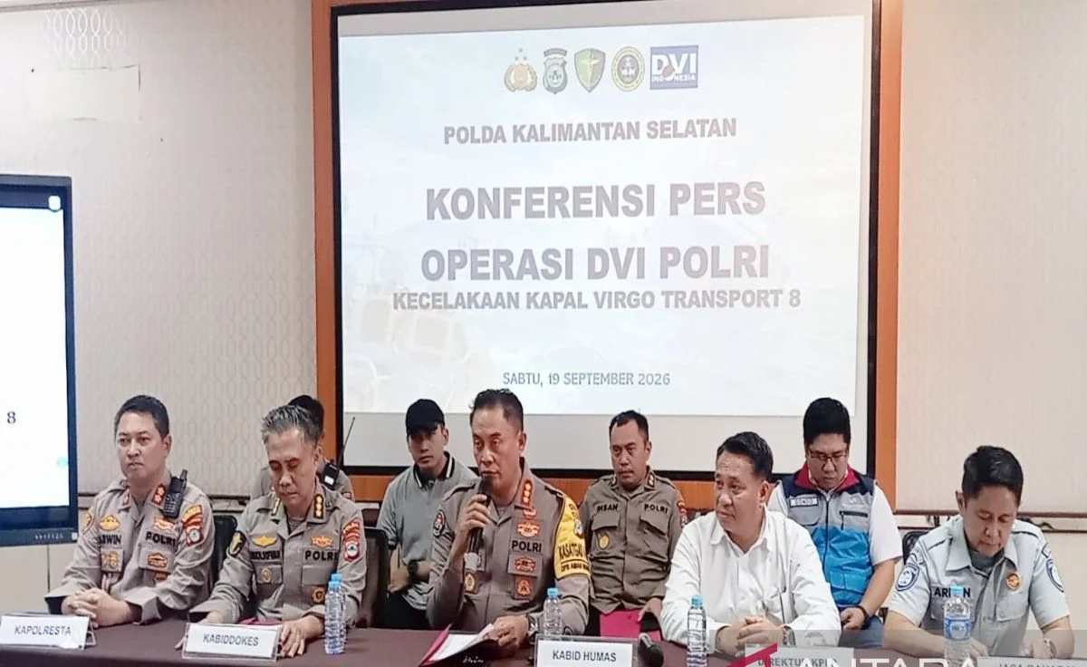 Petugas kepolisian bersiap di area evakuasi korban kecelakaan kapal