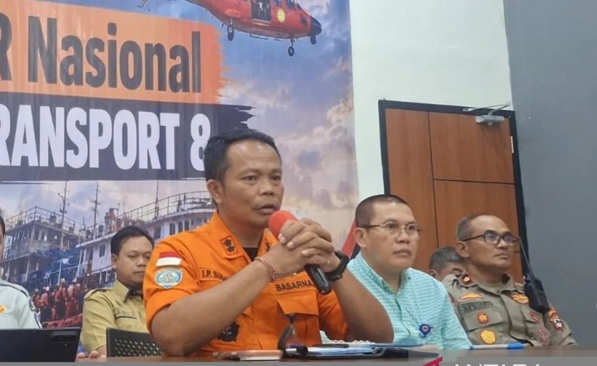 Petugas KSOP Banjarmasin melakukan koordinasi dan pencocokan data manifes penumpang KM Virgo Transport 8
