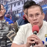 Petugas KSOP memberikan keterangan pers mengenai manifes penumpang KM Virgo Transport 8