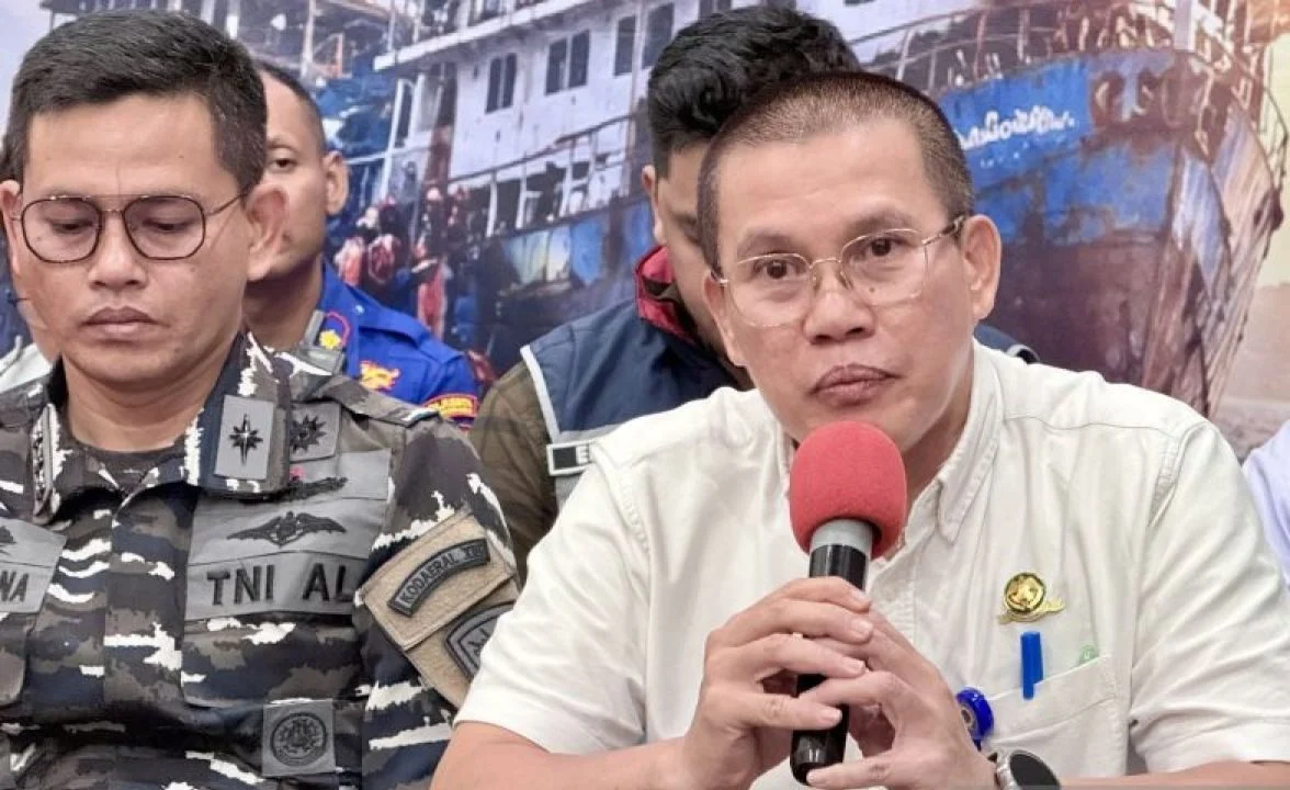 Petugas KSOP memberikan keterangan pers mengenai manifes penumpang KM Virgo Transport 8