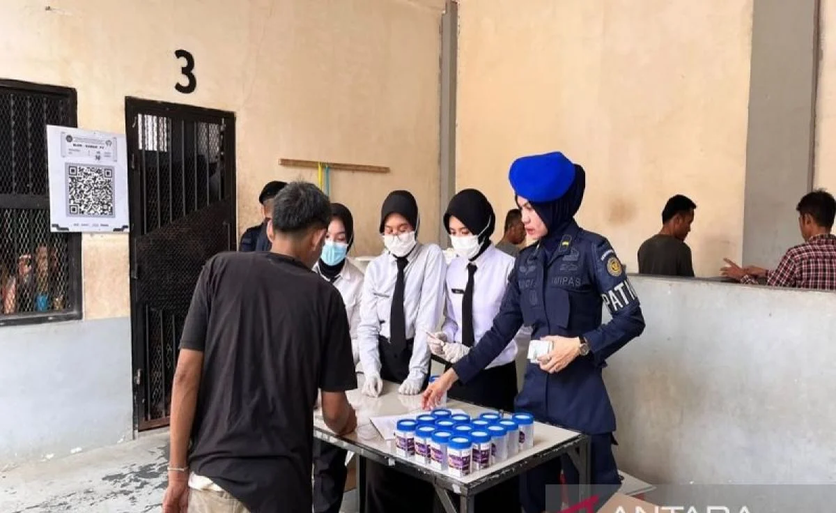 Petugas Lapas Batulicin saat melakukan pemeriksaan urine terhadap warga binaan