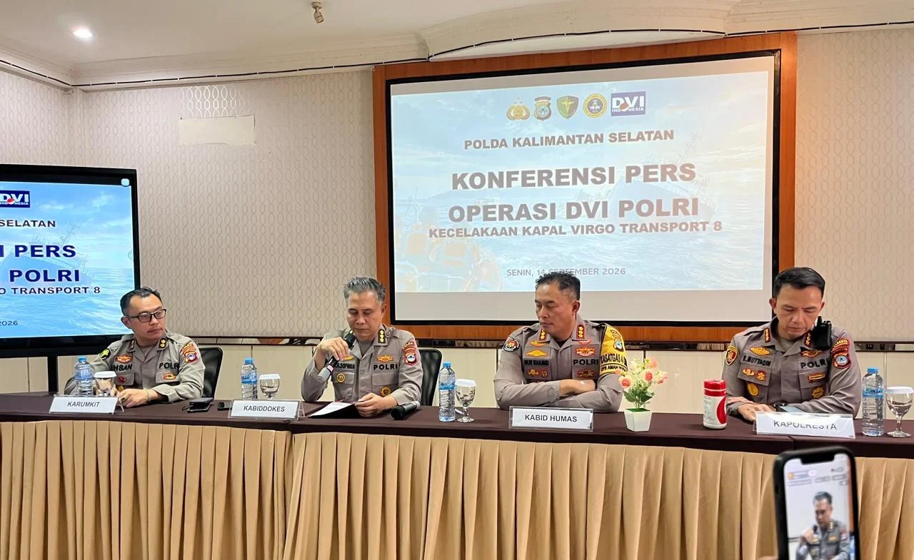 Petugas medis melakukan proses identifikasi korban kecelakaan kapal