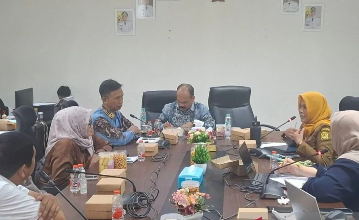 Petugas melakukan pendataan warga penerima bantuan sosial di Kota Banjarmasin.