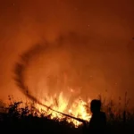 Petugas memantau lokasi lahan yang terbakar di Kalimantan Tengah