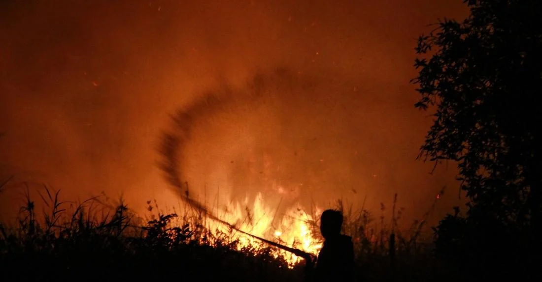 Petugas memantau lokasi lahan yang terbakar di Kalimantan Tengah