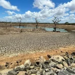 Petugas memantau titik panas karhutla saat musim kemarau di Kalimantan
