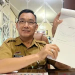 Petugas membagikan masker kepada warga di jalanan Banjarmasin di tengah kabut asap
