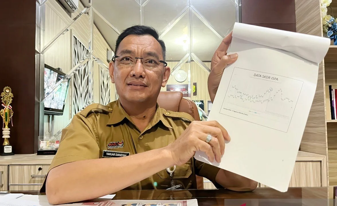 Petugas membagikan masker kepada warga di jalanan Banjarmasin di tengah kabut asap