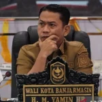 Petugas meninjau kondisi jembatan kayu tua di Banjarmasin