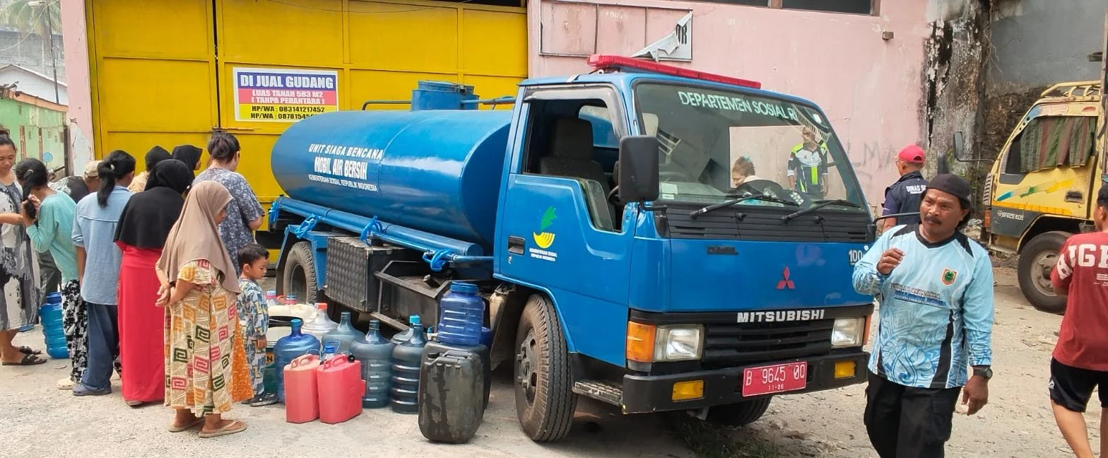 Petugas menyalurkan bantuan air bersih menggunakan mobil tangki kepada warga di Kota Banjarmasin
