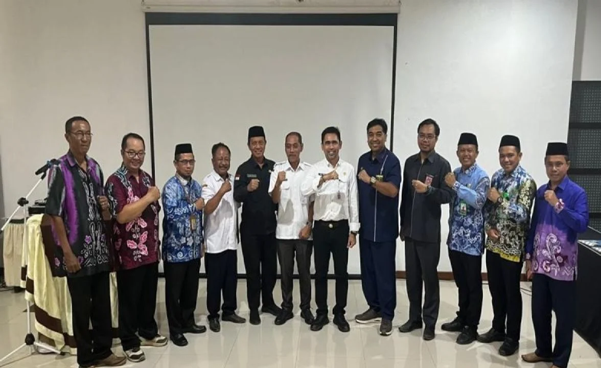 Petugas pelayanan Disdukcapil Kotabaru sedang melayani warga dalam pengurusan dokumen kependudukan yang terintegrasi.