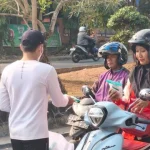 Petugas PLN membagikan masker kepada pengendara jalan di Banjarbaru untuk antisipasi kabut asap karhutla