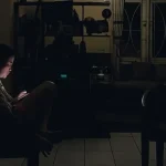 Petugas PLN sedang memeriksa instalasi listrik untuk perbaikan gangguan jaringan.