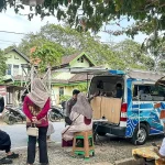 Petugas Samsat Pelaihari memberikan pelayanan informasi pajak kendaraan kepada wajib pajak di Kabupaten Tanah Laut