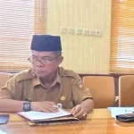 Petugas sedang melakukan upaya pemadaman kebakaran hutan dan lahan