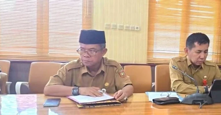 Petugas sedang melakukan upaya pemadaman kebakaran hutan dan lahan