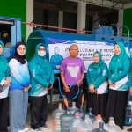 Petugas TP PKK Kalsel menyalurkan bantuan air bersih menggunakan mobil tangki kepada warga Banjarmasin
