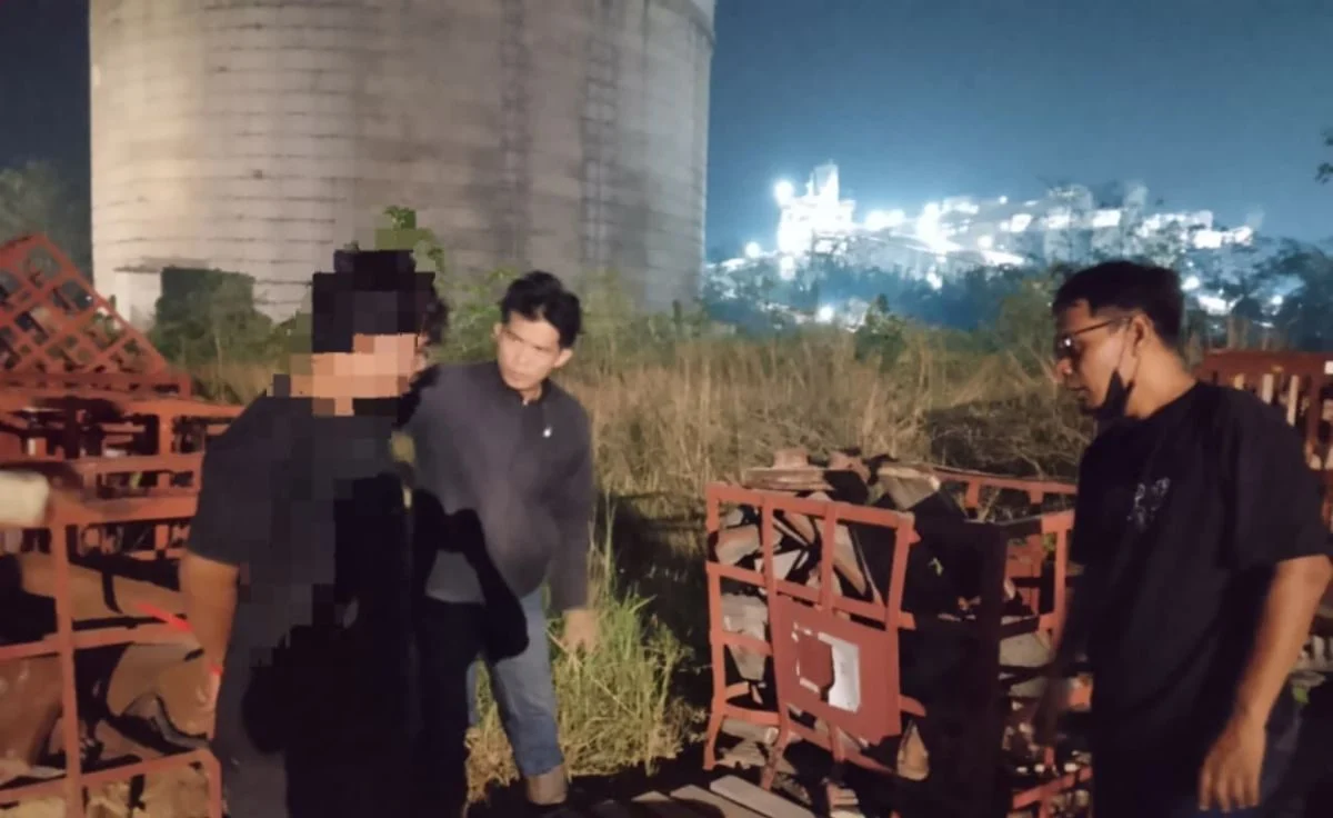 Pihak kepolisian mengamankan barang bukti hasil curian di pabrik semen