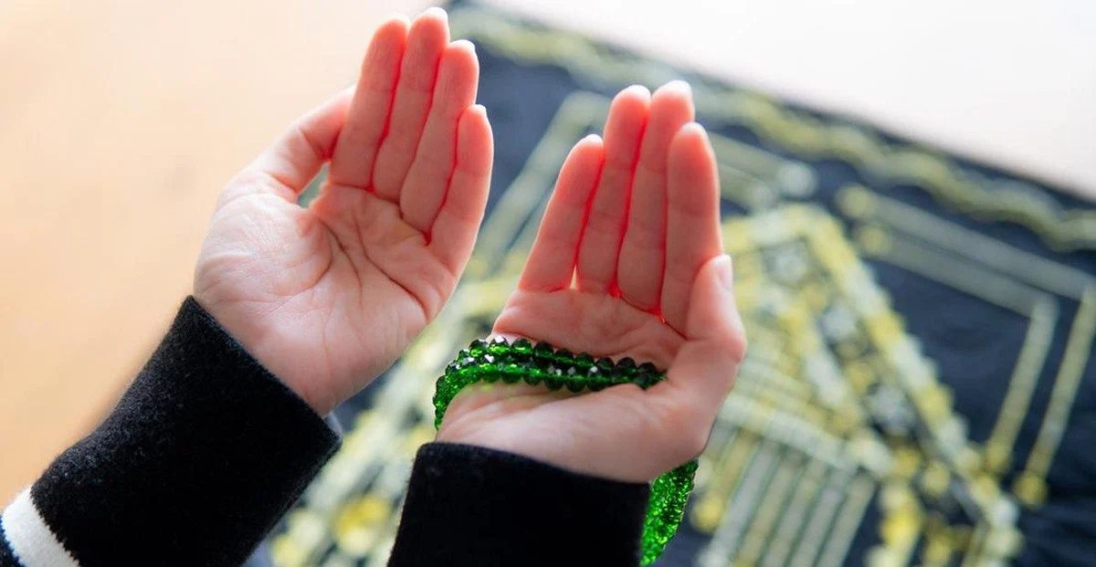 Seorang anak sedang berdoa dengan khusyuk untuk mendoakan kedua orang tuanya yang telah wafat.