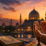 Seorang muslim sedang berdoa dengan khusyuk memohon keselamatan