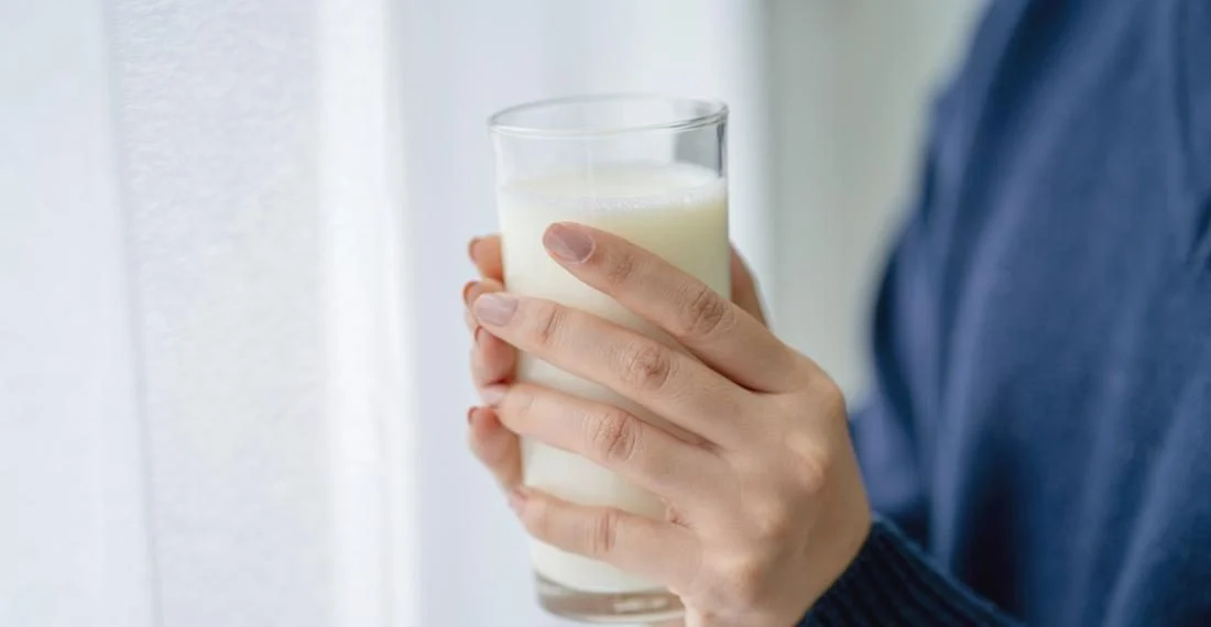 Seorang muslim sedang berdoa sebelum minum segelas susu putih