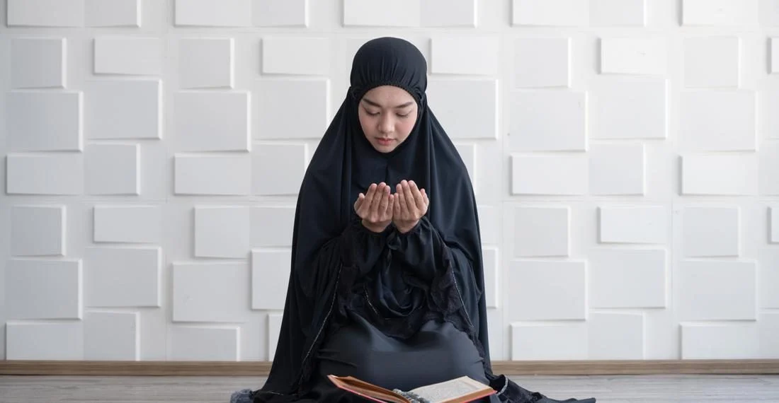 Seorang muslim sedang khusyuk melaksanakan sholat tahajud di waktu malam