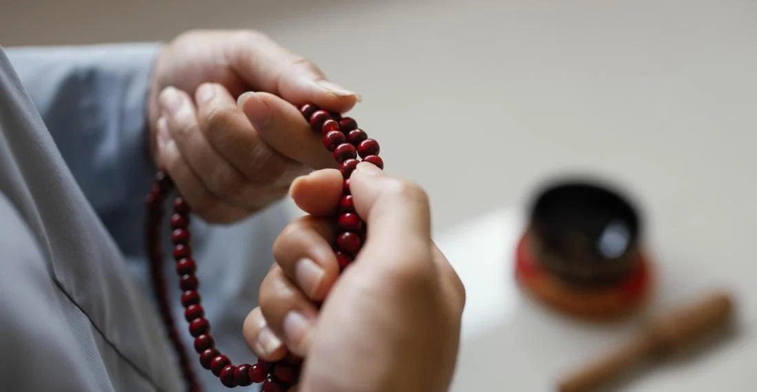 Seorang muslim sedang khusyuk membaca dzikir di waktu pagi