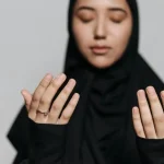 Seseorang sedang berdoa dengan khusyuk memohon keadilan