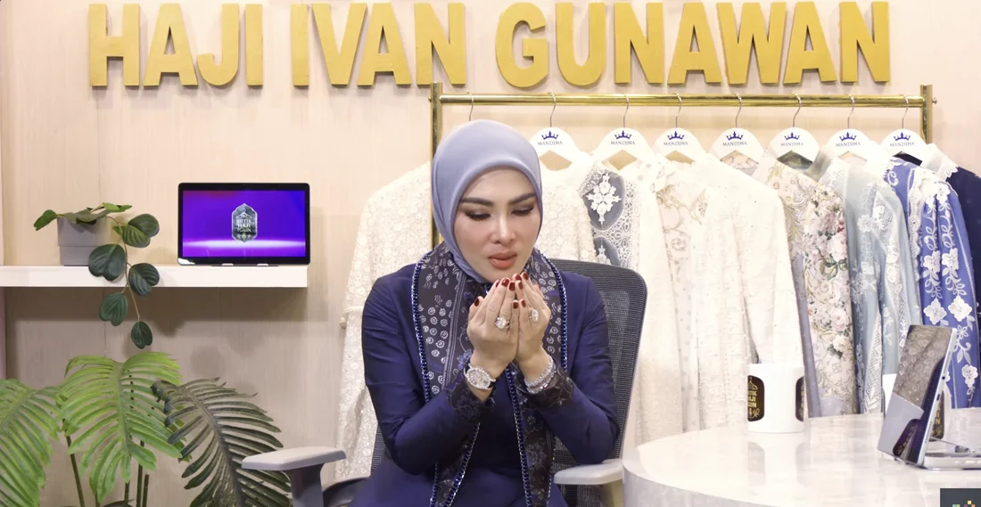 Seseorang sedang berdoa dengan khusyuk setelah melaksanakan ibadah salat