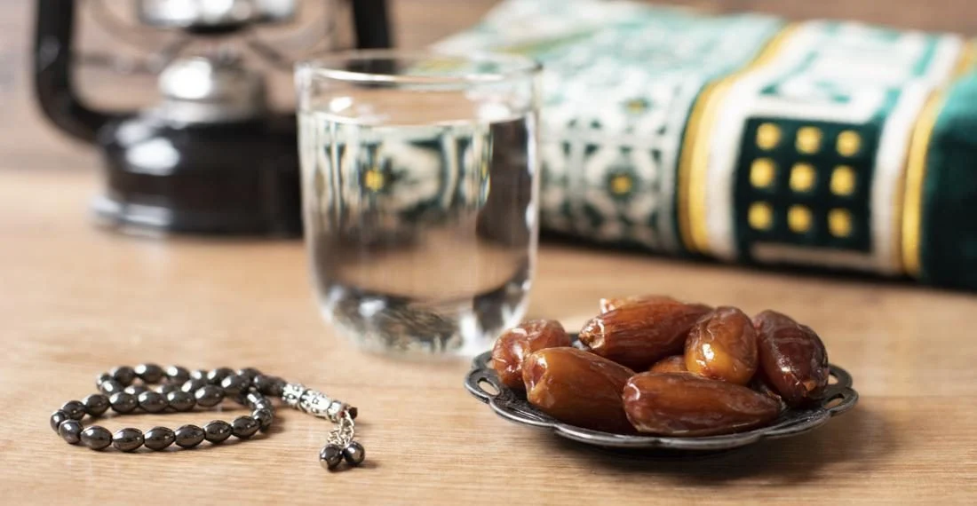 Seseorang sedang meminum air zamzam dengan khusyuk