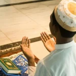 Seseorang sedang menengadahkan tangan berdoa memohon keselamatan dan perlindungan dari musibah