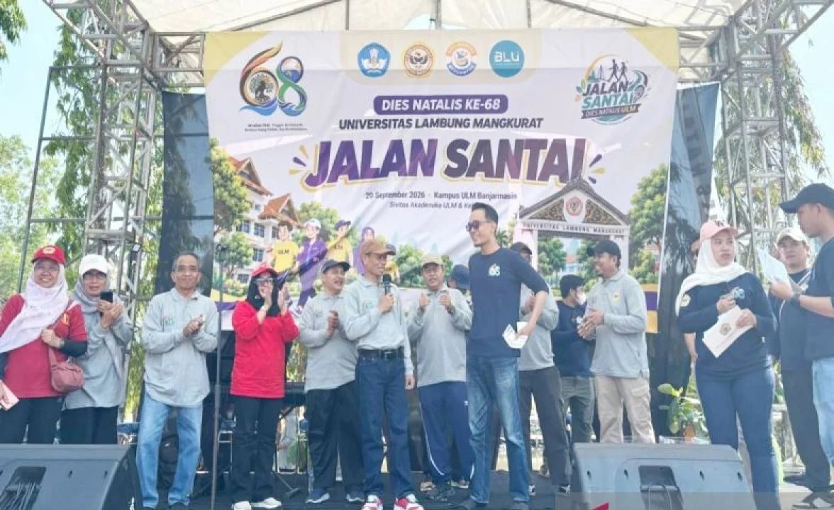 Suasana kemeriahan kegiatan jalan santai dalam rangka Dies Natalis ke-68 Universitas Lambung Mangkurat