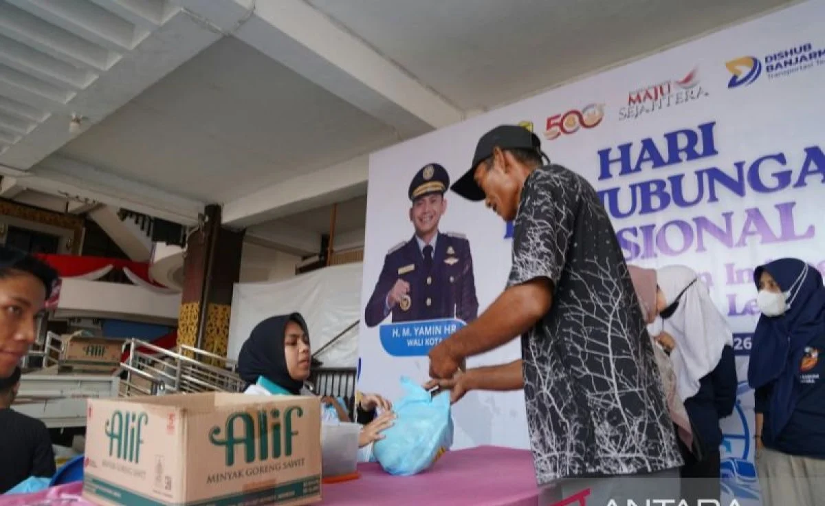Suasana warga mengantre di kegiatan pasar murah yang digelar Pemerintah Kota Banjarmasin