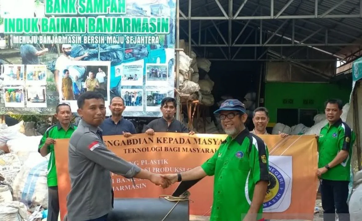 Tim pengabdian masyarakat Poliban menyerahkan alat pengering sampah plastik kepada Bank Sampah Induk Banjarmasin